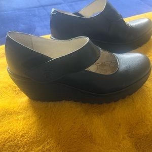 Barely worn Fly London wedge . I wore these twice. Box not included